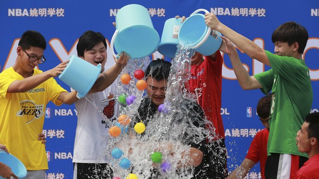 Berkat dana dari kampanye Ice Bucket Challenge, ilmuwan bisa meneliti lebih lanjut dan mengidentifikasi gen baru yang dipercaya sebagai penyebab penyakit ALS.