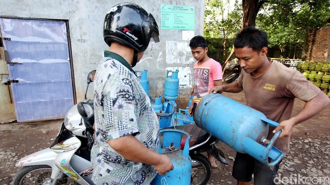 Total subsidi energi tahun depan turun menjadi Rp 350,3 triliun dari Rp 348 triliun pada 2014. Kenaikan tarif listrik untuk golongan pelanggan industri, rumah tangga, dan pemerintah turut membantu pengurangan subsidi energy tahun depan.