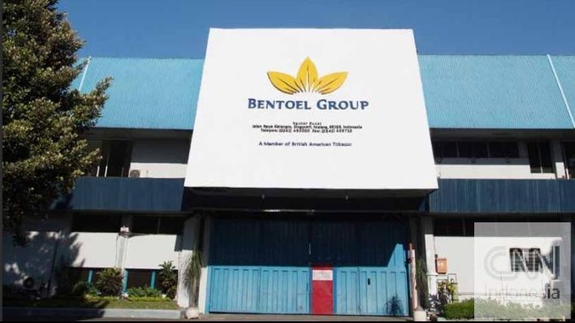 Setelah perusahaan rokok besar, kini giliran perusahaan kecil yang merasakan dampak kenaikan cukai rokok. Mereka terpaksa merumahkan banyak karyawannya.