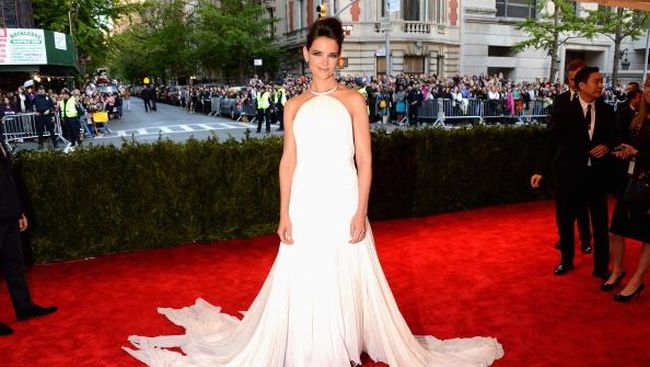 Katie Holmes mulai meniti jalan di bidang penyutradaraan. Film All We Had akan mengawali debutnya. Film itu diangkat dari buku karya Annie Weatherwax.