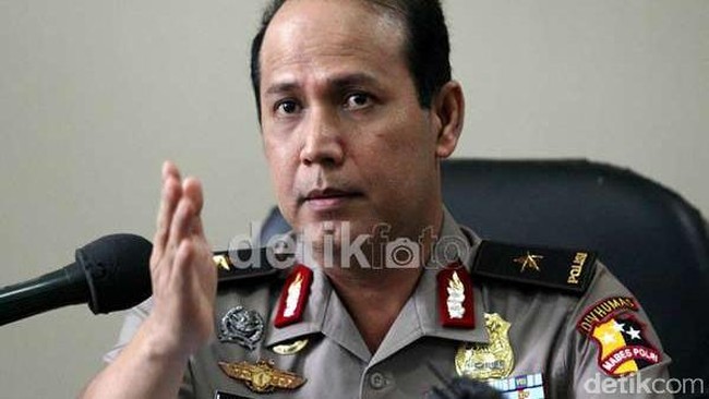 Bentrok Polisi-TNI terjadi di Batam, Kepulauan Riau, menyebabkan empat tentara tertembak dan satu polisi luka. Polri menyebut kejadian itu hanya miskomunikasi.