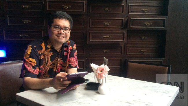 Sekjen PSI, Raja Juli Antoni, mengatakan Ananda Sukarlan adalah kader partainya sehingga akan didukung menghadapi laporan polisi yang dilayangkan Fadli Zon.