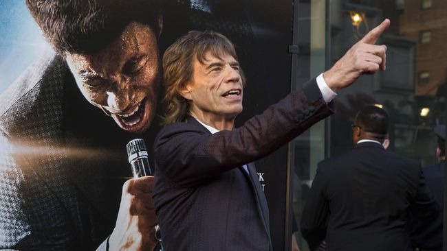 Sebagai salutasi bagi mendiang kekasih, Jagger memberikan beasiswa fesyen kepada siswa sekolah unggulan seni dan desain Central Saint Martins.