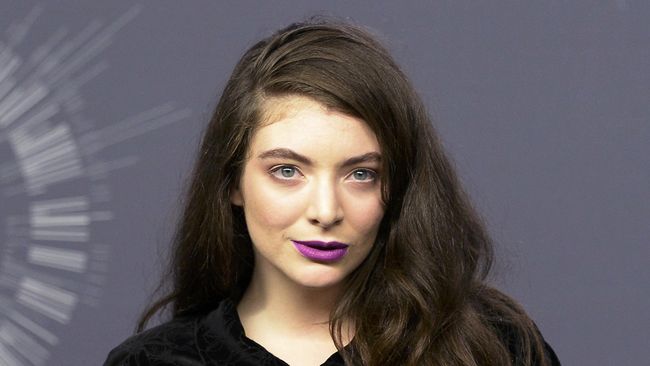 Beberapa kali Lorde tampak beradegan cium dengan pria yang berperan sebagai kekasihnya dalam video musik Magnets bersama Disclosure.