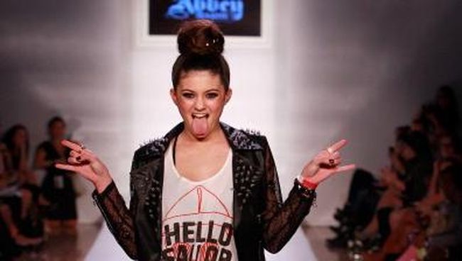 Tampil di New York Fashion Week sebagai model Tommy Hilfiger, Kendall&nbsp; Jenner juga meragakan busana milik Dona Karan dan Diane von Furstenberg.