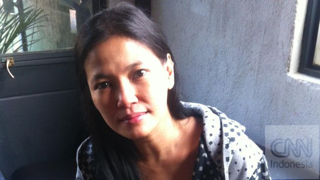 Dalam keadaan hamil sebelum menikah, Nay teringat sosok ibunya yang jahat, lalu mengolok-olok perempuan yang telah melahirkan ia ke dunia.