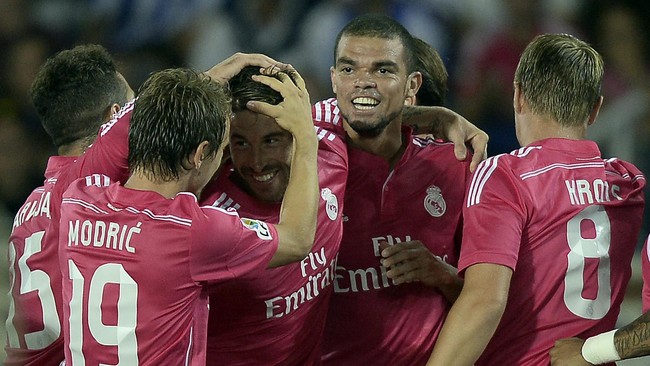 Real Madrid harus mengenakan kostum berwarna merah jambu saat menghadapi Schalke pada pertandingan Liga Champions di Veltins Arena, Rabu (18/2) waktu setempat.