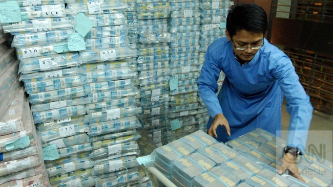 Nilai tukar rupiah kian melemah hingga menembus level Rp 12.030 per dolar Amerika serikat. Pelemahan itu akan terus terjadi diperkirakan hingga tahun depan.
