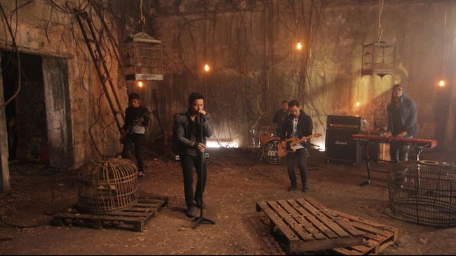 Reza, drummer NOAH memutuskan mengundurkan diri per 1 Januari 2015. Namun, Reza menampik ia mundur karena kabar akan menjadi ustaz.