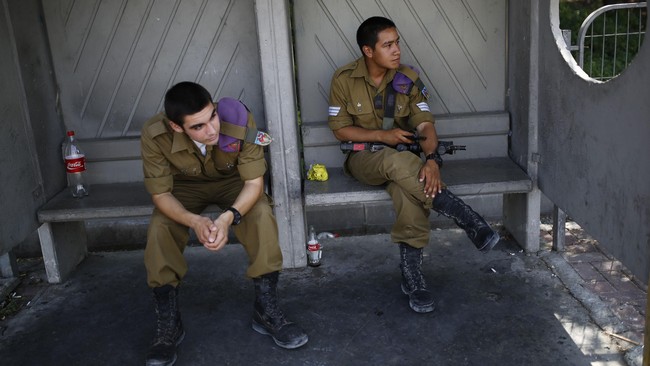 Sebanyak 43 tentara Israel mengirim surat berisi penolakan perintah mata-mata dan menyadap warga Palestina. Menurut mereka, Israel melakukan standar ganda dalam menerapkan praktik ini.