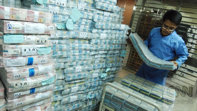 Ketujuh bank yang&nbsp;akan memperebutkan dana Rp 49,3 triliun melalui lelang obligasi adalah BTN, BII, CIMB Niaga, OCBC NISP, BRI dan BNI.&nbsp;