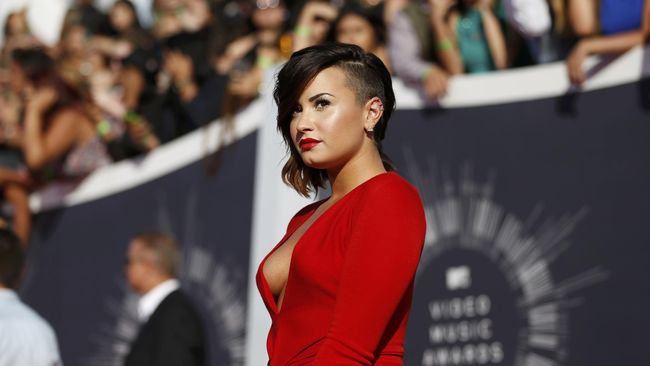 Demi Lovato memberikan bocoran bahwa lagu berikutnya akan &lsquo;lebih organik&rsquo; tetapi tidak membocorkan genrenya.