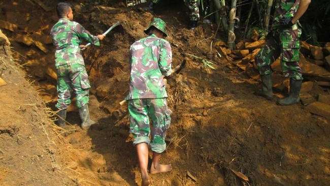 Situs prasejarah Gunung Padang di Cianjur, Jawa Barat, kembali menuai kontroversi. Kali ini tak hanya digali menggunakan cangkul tetapi juga dibor.