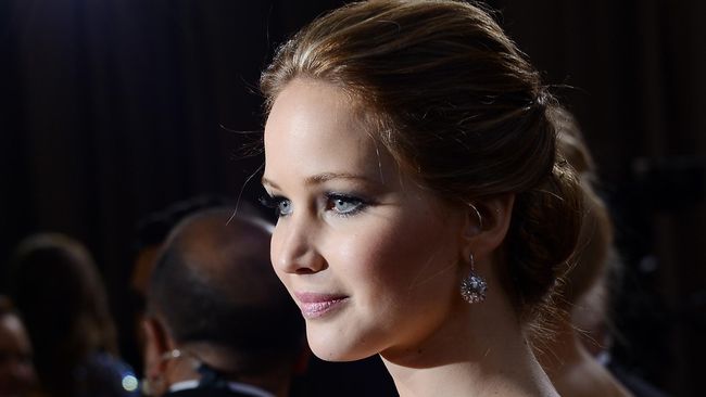 Tak menghadiri perhelatan People's Choice Awards sekalipun beroleh dua penghargaan. Si JenLaw lebih memilih berkencan bersama mantan kekasih, Chris Martin.