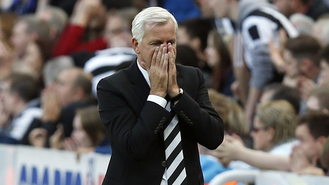 Mantan pemain Liverpool, Jamie Carragher, mempertanyakan keputusan Alan Pardew yang ingin pindah dari Newcastle United ke Crystal Palace.