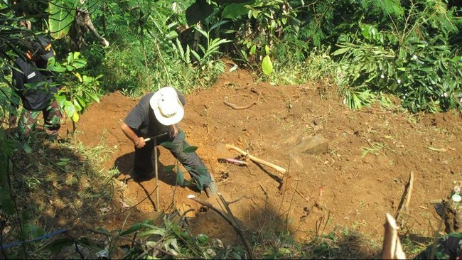 Meskipun menuai kritik, tim geologi diketuai Danny Hilman kekeh melakukan penggalian dengan metode sendiri. Ingin buktikan bangunan terpendam, katanya.