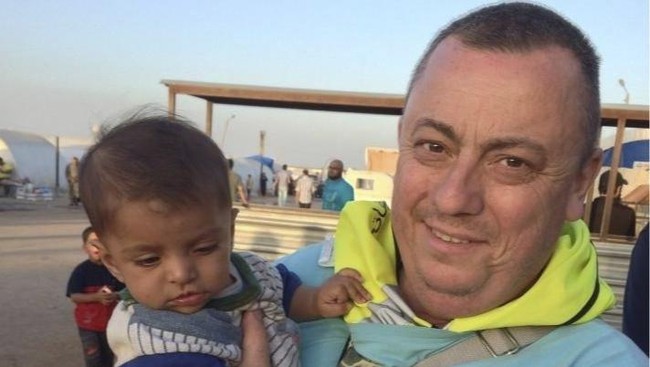 Paska munculnya Allan Henning dalam video eksekusi David Haines yang diunggah ISIS pekan lalu, istri Allan, Barbara memohon agar suaminya dibebaskan.