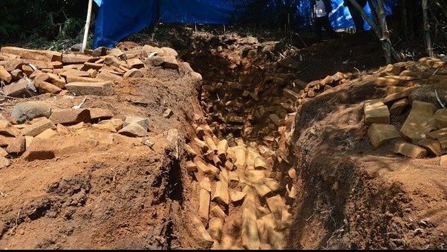 Koin misterius Gunung Padang diduga bukan&nbsp;hasil temuan mesin bor peneliti. Sumber menyatakan, koin itu ditemukan di galian parit.