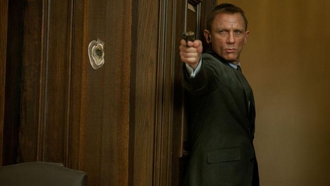 Daniel Craig membangun karakter James Bond sendiri sejak 2005. Ia meminta terlibat penulisan skenario, bahkan punya andil menentukan sutradara.
