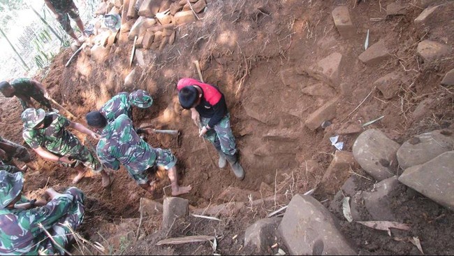 Situs Gunung Padang Kembali Digali. Kali ini, TNI di belakangnya.