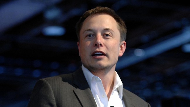 Tesla Motoros akan menawarkan pembaruan peranti lunak pada mobil listrik Model S jenis sedan agar bisa berjalan otomatis tanpa kendali pengemudi.