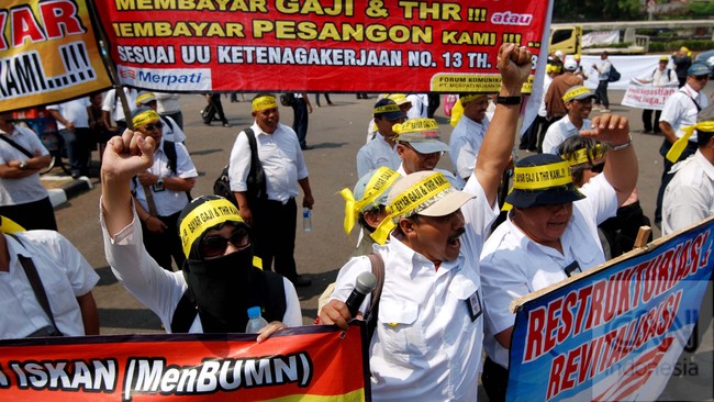 Selain menuntut kepastian nasib Merpati Nusantara Airlines, karyawan juga mendesak ganti rugi gaji sebesar ratusan miliar rupiah.