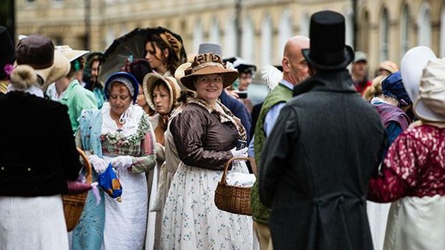 Sekitar 550 orang bergaya klasik seperti Jane Austen, Sabtu (13/9). Mereka berkumpul di luar Assembly Rooms, Bath, Somerset dan memecahkan rekor dunia.