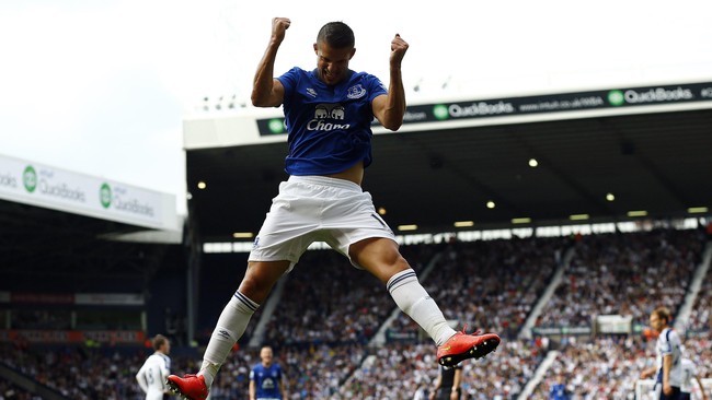 Sempat tertinggal lebih dahulu, Tottenham akhirnya berhasil mengakhiri babak pertama dengan keunggulan 2-1 atas tim tamu, Everton di Stadion White Hart Lane.
