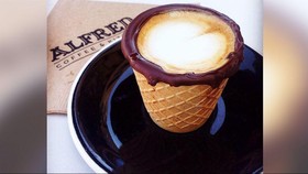 Menikmati Kopi Dalam Contong Es Krim