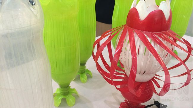 Pernahkah terpikir membuat lampion dari botol plastik bekas? Botol plastik bekas bukan hanya disulap jadi sedap dipandang mata, tetapi juga berguna untuk kehidupan sehari-hari.
