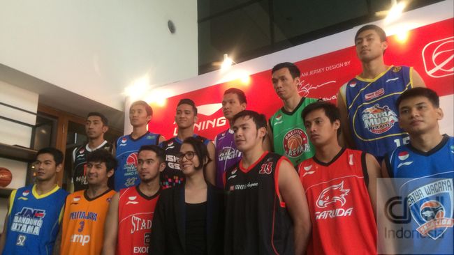 Di antara olahraga lainnya, basket dianggap sebagai olahraga paling kuat dengan elemen gaya hidup. Tahun ini liga olahraga basket Indonesia memasukan unsur fesyen dengan menggaet perancang papan atas Indonesia Oscar Lawalata.
