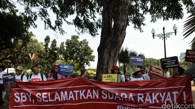 Politik uang dianggap akan jauh lebih efektif dalam Pilkada tidak langsung dalam dua hal, pembelian pencalonan dan pembelian suara.
