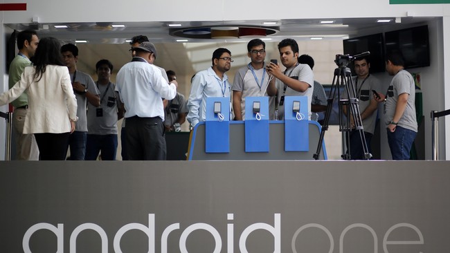 Saat ini, ketiga produsen terpilih sedang berkoordinasi dengan Google dalam proses desain dan produksi ponsel Android One yang dijual dengan harga terjangkau.