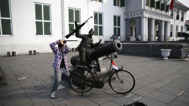 Revitalisasi ini diharapkan bukan hanya mempercantik bangunan yang sudah lapuk, tetapi juga menghidupkan 'semangat' Kota Tua yang kini telah padam.