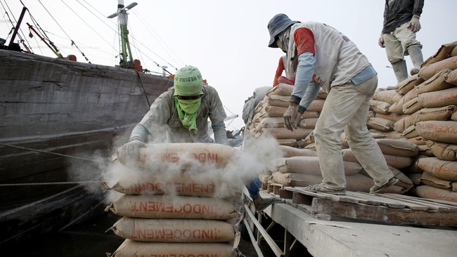 Kapasitas bongkar muat pelabuhan-pelabuhan di Indonesia bagian Timur yang terbatas mengakibatkan pembangunan industri terhambat.