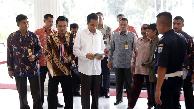 Presiden terpilih Joko Widodo bertemu Ketua Umum Golkar Aburizal Bakrie dalam safari politiknya ke para ketua umum partai Koalisi Merah Putih.