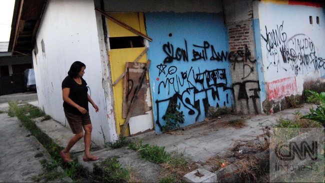 Di sini segala jenis narkotika, dipasok, dijual dan dinikmati terang-terangan. Dompet warga pun mendadak tebal lewat jual beli narkoba.