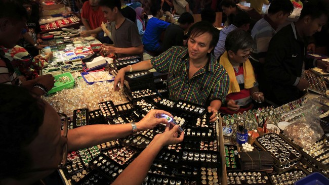 Satu pusat perdagangan batu akik Jakarta bisa memutar uang Rp 5 miliar hingga Rp 10 miliar setiap hari karena tingginya permintaan.