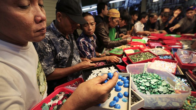Pembentukan batu mulia atau batu akik tidak sebentar. Membutuhkan waktu jutaan tahun, dan ternyata tidak terdapat di semua tempat di Indonesia.