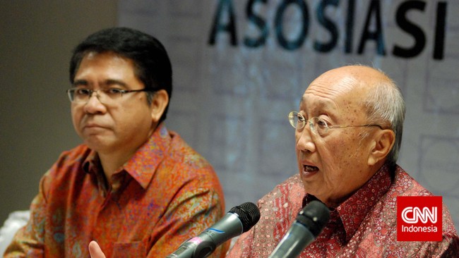 Kenaikan harga BBM bersubsidi sebesar Rp 3.000 per liter yang rencananya dilakukan November&nbsp;harus diikuti kenaikan biaya transportasi pekerja