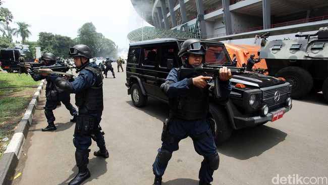 Kepolisian bakal mengumumkan hasil pemeriksaan terhadap empat warga asing yang diduga teroris, Sabtu pagi. Bahasa masih menjadi kendala.