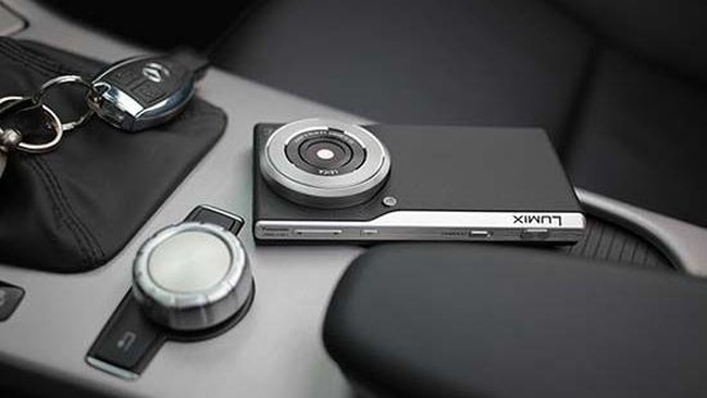 Panasonic membuat Lumix CM1 yang memadukan fungsi kamera dan ponsel pintar berbasis Android.