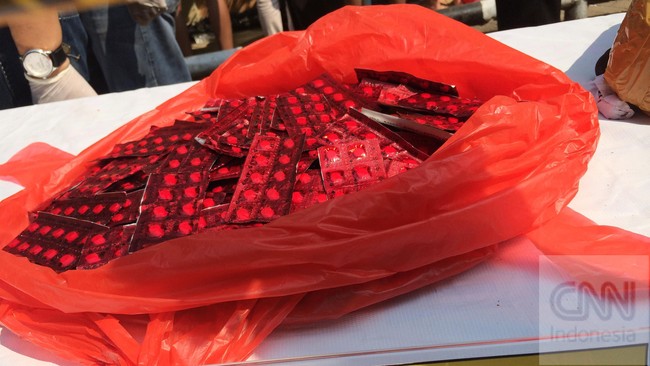 Tersangka berinisial S ditangkap saat membawa satu buah kardus berisi 20 ribu pil happy five saat tengah mengenakan jaket ojek online.
