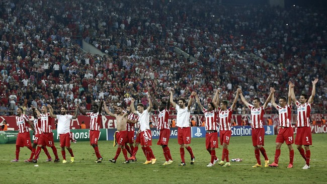 Kasus pengaturan skor juga diduga terjadi di Liga Yunani dan menyebabkan juaranya, yakni Olympiakos, terancam urung lolos ke Liga Champions musim depan.