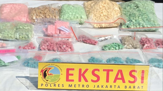 Menurut Kepala Bareskrim Polri, pemilik diskotek diduga menyuap Ajun Komisaris Besar PN agar kejahatan di diskotek tidak terpublikasi ke luar.