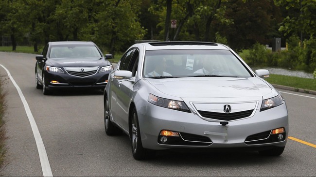 Honda&nbsp;mengembangkan mobil yang bisa berjalan sendiri tanpa sopir, bekerjasama dengan perusahaan teknologi&nbsp;Google dan Apple.