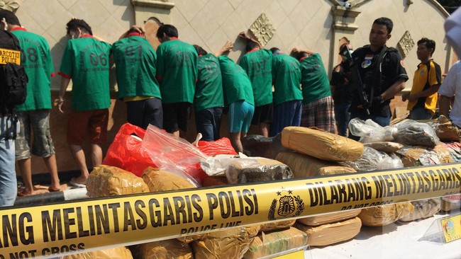 Laporan WHO menyatakan bahwa deskriminalisasi narkoba harus segera dilaksanakan agar berbagai pihak dapat fokus menanggulangi pecandu dan pengidap HIV.