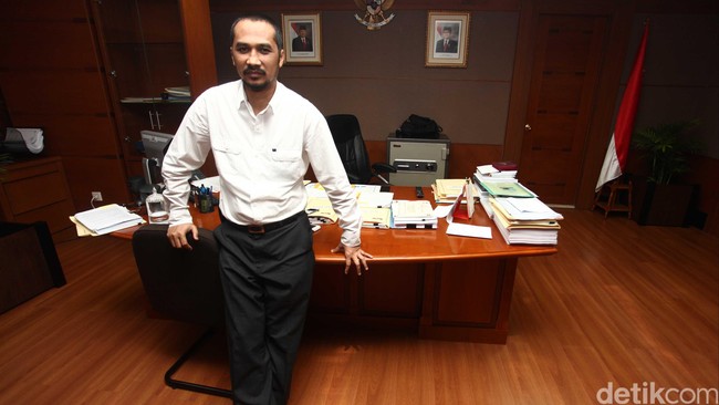 Hampir sembilan bulan Samad terseret kasus pemalsuan dokumen dan sempat dinyatakan bakal ditahan pada awal Juli, hari ini namanya resmi masuk pengadilan.