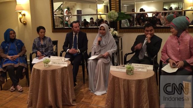 Desainer busana pengantin khusus muslimah Irna Mutiara kembali meluncurkan koleksi terbarunya dengan tema Luminescence.