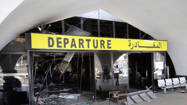 9 Orang Tewas di Bandara Tripoli Bentrokan tak terhindarkan terjadi ketika pasukan Misrata mencoba merebut bandar udara Tripoli dari kekuasaan tentara pemerintah Libya, menewaskan 9 orang.